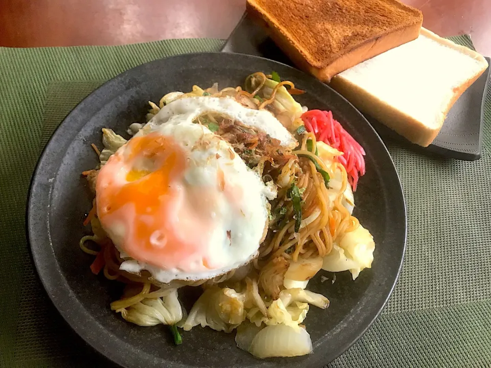 Snapdishの料理写真:Fried Noodles w/Fried egg♨️焼きそばぱ〜ん目玉焼き添え|🌈Ami🍻さん