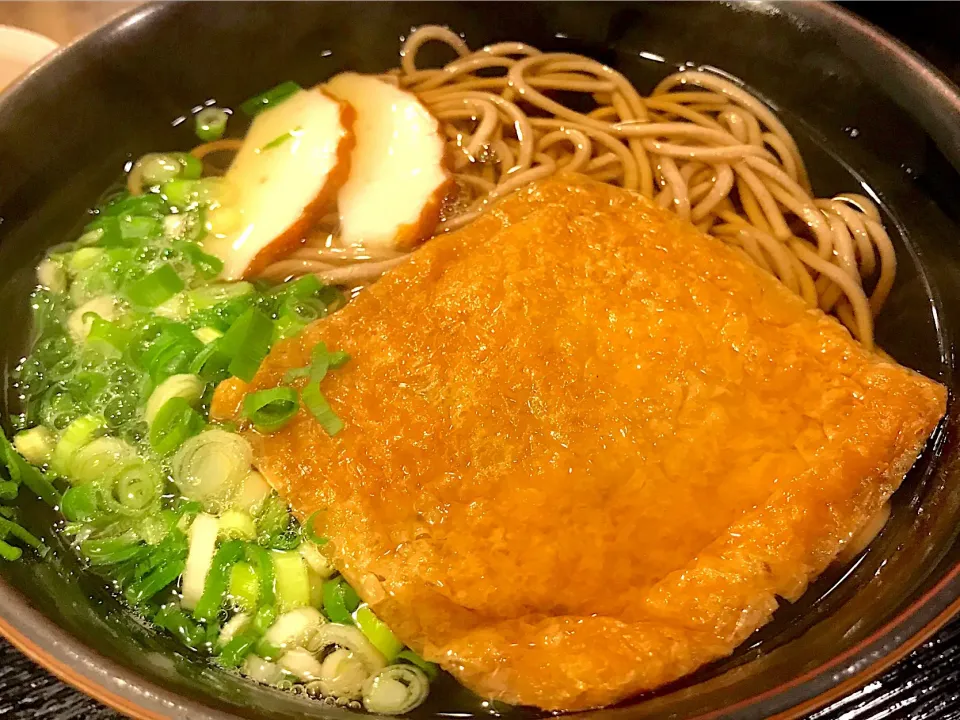 Snapdishの料理写真:昨夜の火鍋で大量にカロリーを摂取してしまったので、今日はたぬき蕎麦（大阪呼称）で原点回帰。こんな生活してるのに痩せぬは…やはり私は苦労が身につくタイプか？😭|にゃあ（芸名）さん