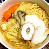 Snapdishの料理写真:キムチ鍋からの〆！
ラーメンに、なると代わりの笹かまをトッピングしてみました。|あきこさん