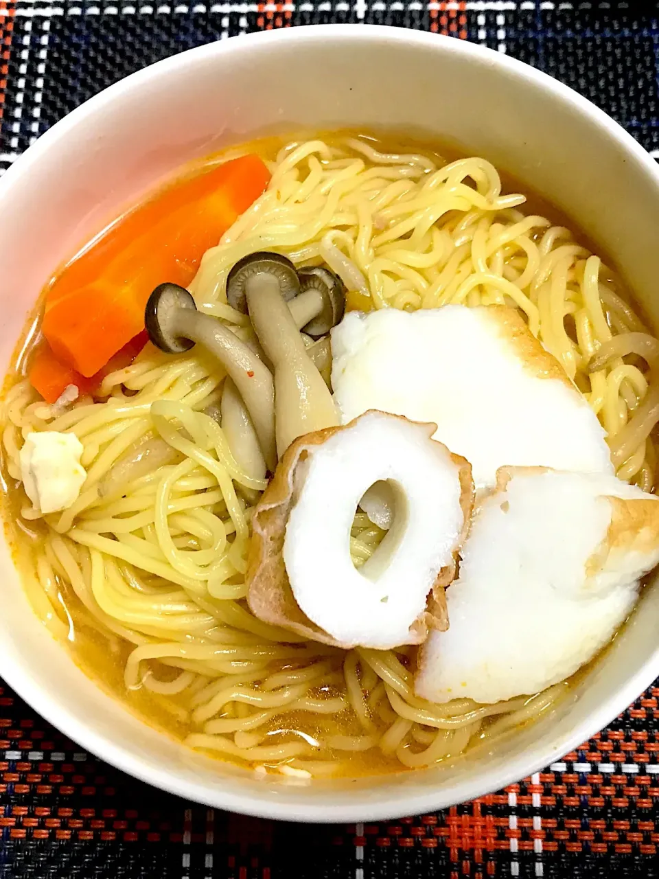 キムチ鍋からの〆！
ラーメンに、なると代わりの笹かまをトッピングしてみました。|あきこさん