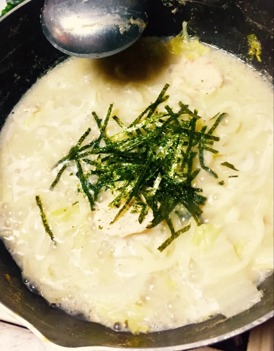 Snapdishの料理写真:ごま豆乳鍋の〆にうどん！|かりびあんさん