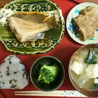 子供夜ご飯🍙紫蘇わかめおにぎり、あこう煮付け、豆腐大根玉ねぎお味噌汁、ブロッコリーにんにく炒め、きんぴら卵焼き|アンジェさん