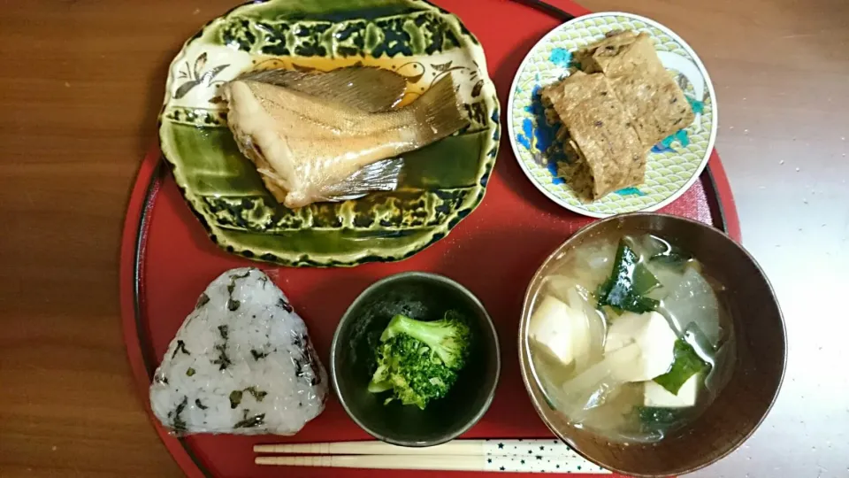 子供夜ご飯🍙紫蘇わかめおにぎり、あこう煮付け、豆腐大根玉ねぎお味噌汁、ブロッコリーにんにく炒め、きんぴら卵焼き|アンジェさん