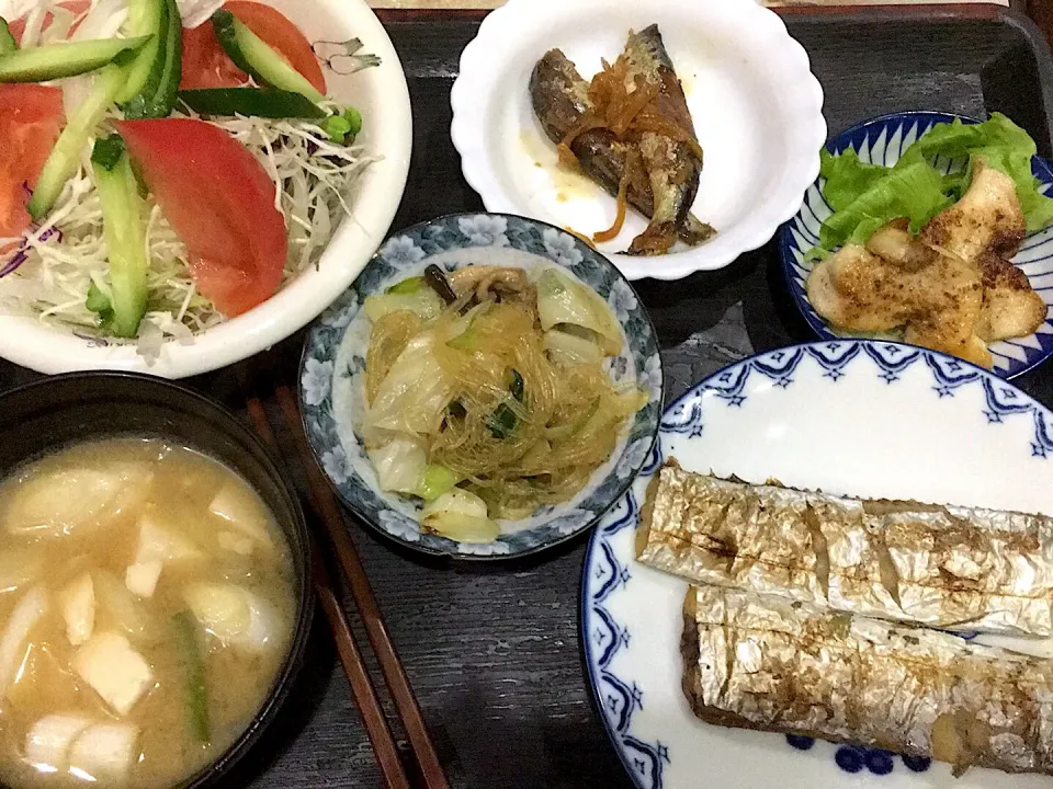 今夜の夕食です。太刀魚の塩焼き、チキンの香草焼き、鰯の生姜煮、春雨とキャベツとしめじ茸の炒め物、サラダ、味噌汁です。|詳智　片山さん