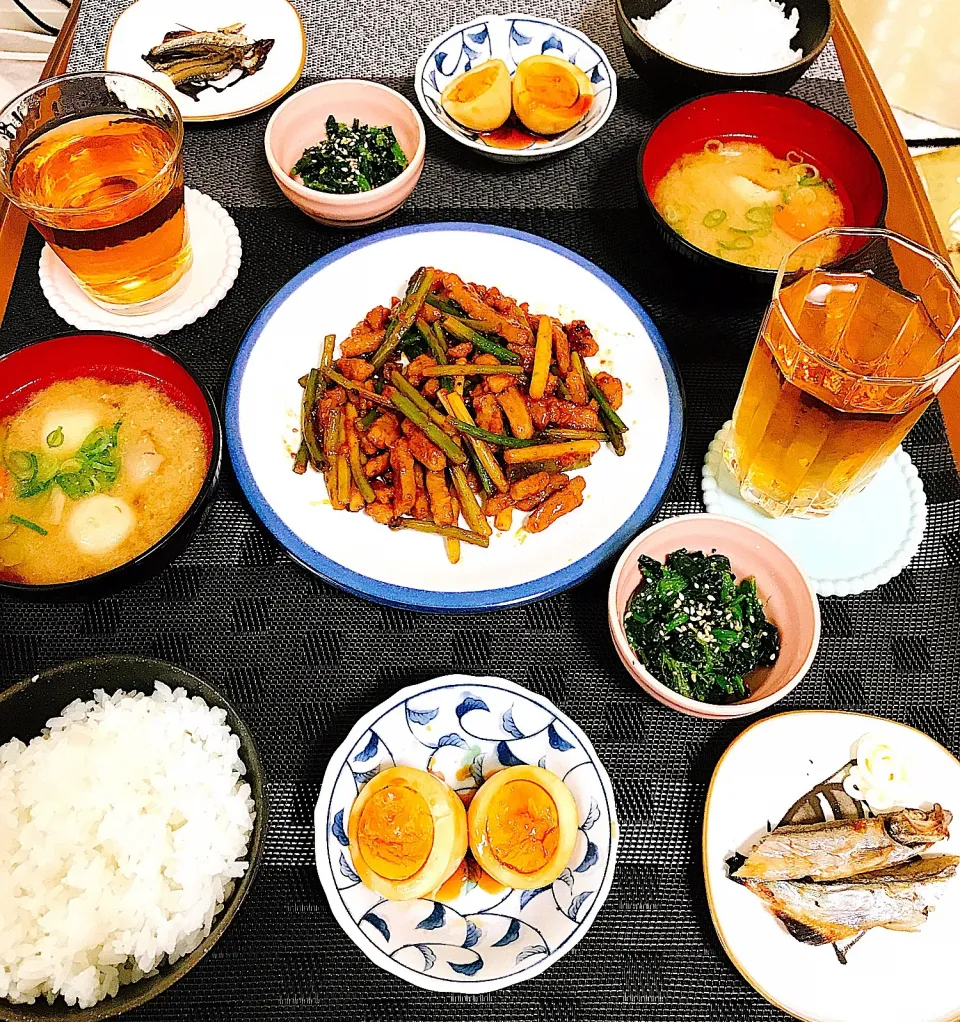 【晩御飯】
牛肉とニンニクの芽のオイスター炒め
煮卵
ほうれん草の胡麻和え
ししゃも
豚汁
白米|たろさんさん