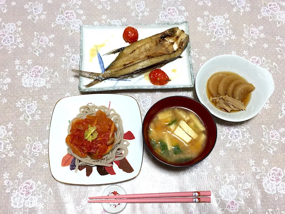 とびうおのアクアパッツァ風、大根とえのきの煮物、蕎麦のトマトパスタ、味噌汁(とびうおのだし)|小鳥さん