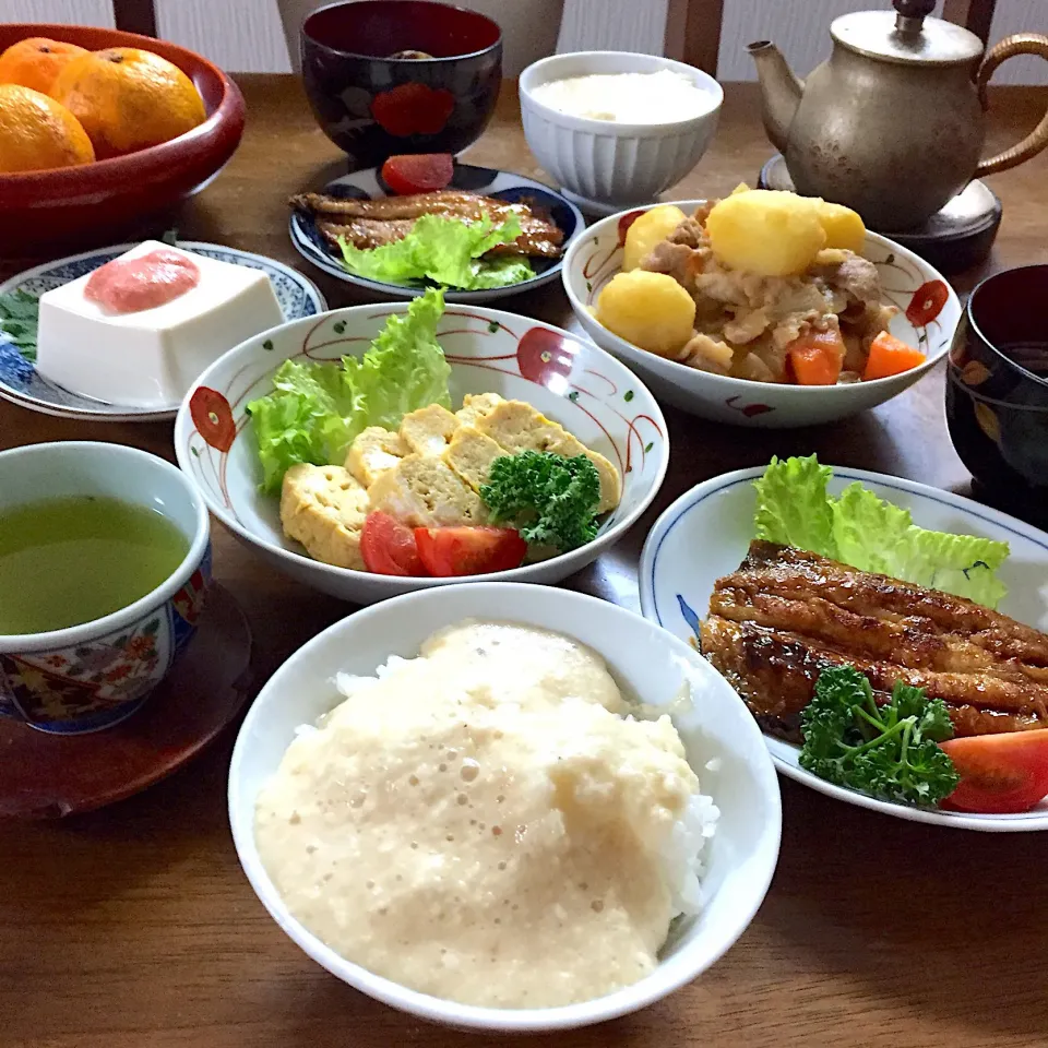 とろろご飯といわしの蒲焼き、だし巻き卵、肉じゃが、あさりの味噌汁、明太マヨ冷奴 #家庭料理  #夕食  #手料理  #おうちごはん  #和食|ゆかりさん