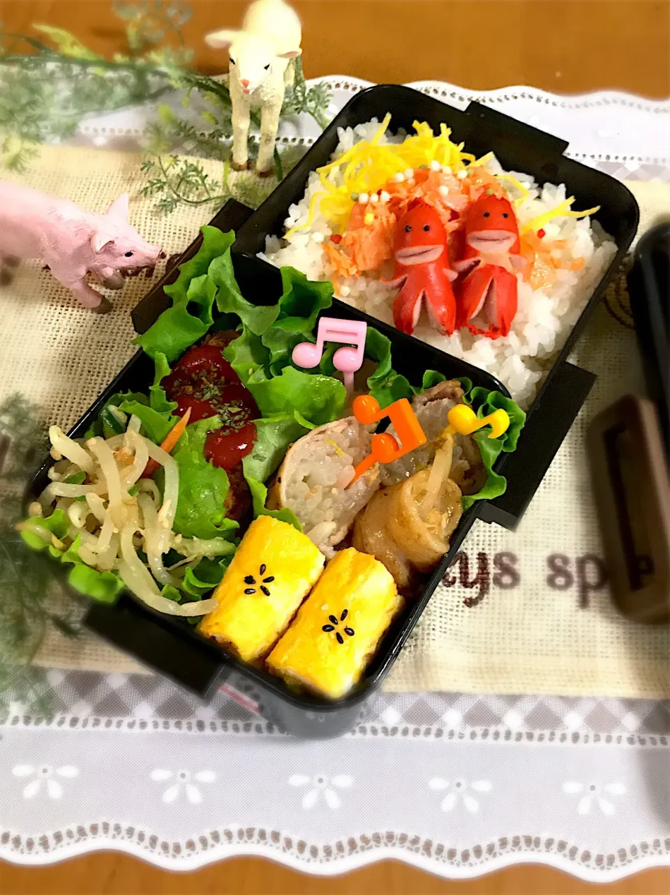 息子君弁当🎶
鮭ほぐしみのっけ。
ソーセー人
カニクリームコロッケ
もやし肉巻き
もやしキュウリサラダ
玉子焼き|BooBooさん