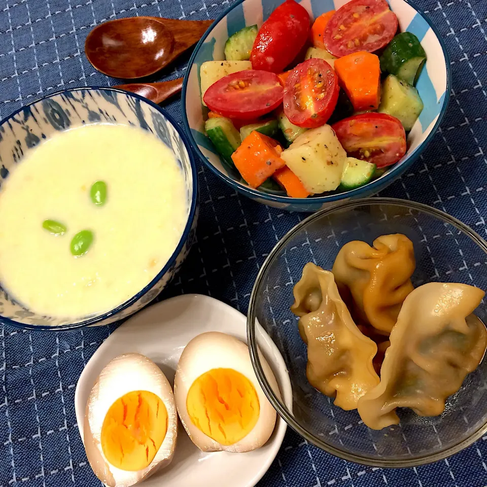 今日の夕食 # 定番サラダ 🥗  # トウモロコシビスク 🌽🥛 # 煮餃子 🥟 # 味玉 🥚|Doris Wong 🐰さん