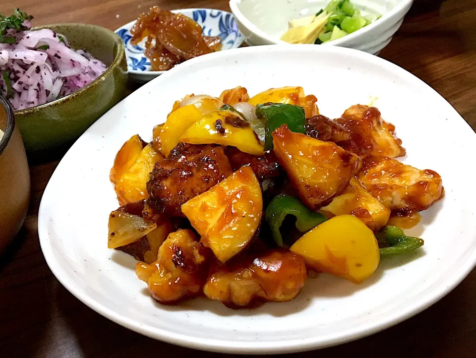 晩ごはん🎑🌙
さつまいも🍠と鶏胸肉の甘酢炒め
大根のゆかり和え
もやしの煮びたし
生姜の佃煮
大根葉の塩もみ  大根の皮の甘酢漬け
野菜たっぷり味噌汁
麦ごはん|ぽんたさん