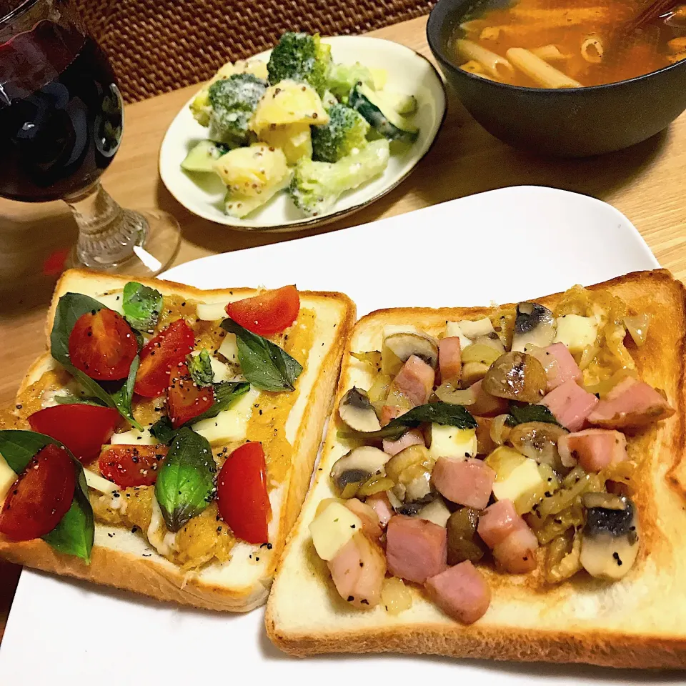 Snapdishの料理写真:カプレーゼ風トースト／ベーコンとマッシュルームとバジルのガーリック炒めトースト／ズッキーニとブロッコリーとじゃがいものサラダ／マカロニ入りブイヤベース風スープ／ワイン|mogwaiさん