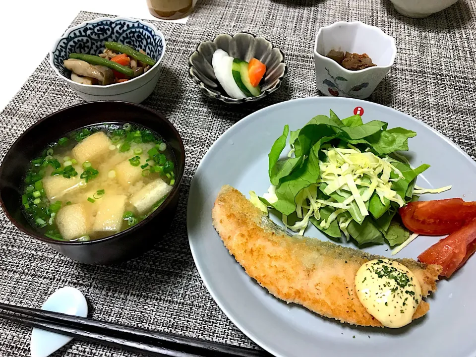 ばんごはん。サーモンフライ、筑前煮、牛すじ煮込み、漬物、豆腐の味噌汁。|yukiさん