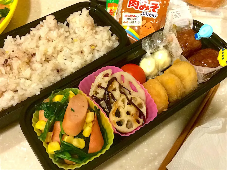 旦那弁当🍱
十六穀米
スコッチエッグ
竜田揚げ
チーズ
トマト
蓮根の塩昆布和え
ほうれん草のソテー|すがかえさん