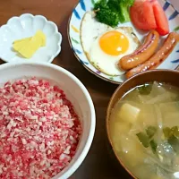 朝ご飯🍚牛トロ丼、お味噌汁、目玉焼き、ウインナー、ブロッコリー、トマト、沢庵|アンジェさん