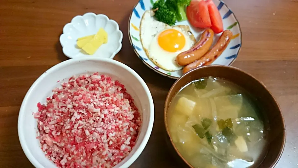 朝ご飯🍚牛トロ丼、お味噌汁、目玉焼き、ウインナー、ブロッコリー、トマト、沢庵|アンジェさん