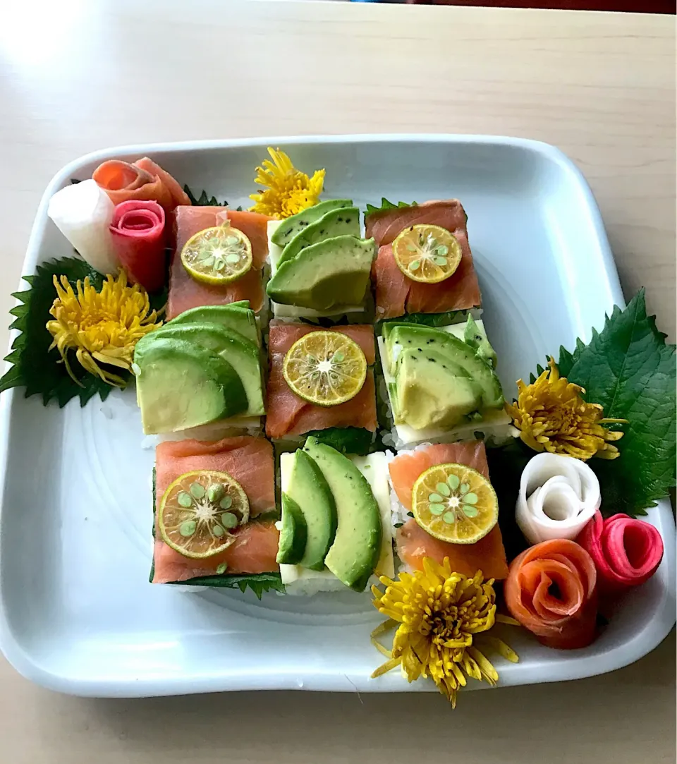 いつもの押し寿司 スモークサーモン＆チーズとアボカド🥑🧀|とんちんさん