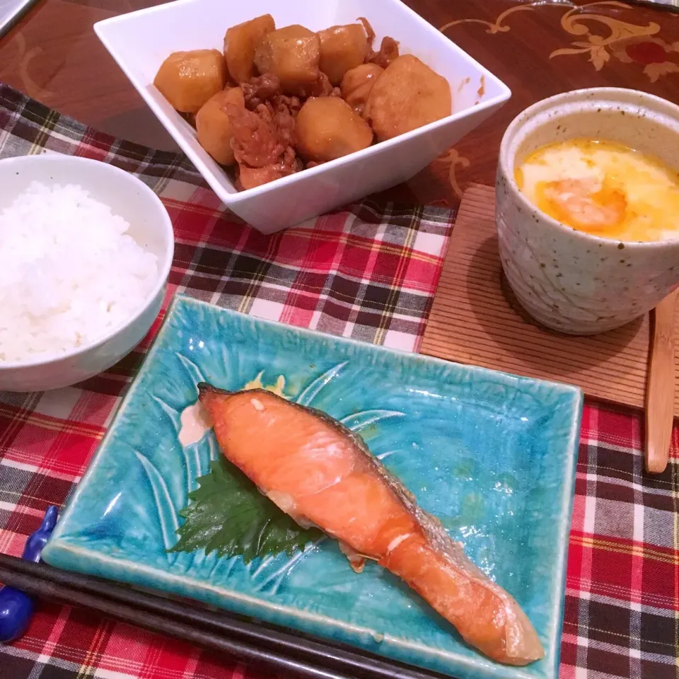 ある日の晩ご飯/新米ご飯、鮭の塩焼き、豚肉と里芋の煮ころがし、茶碗蒸し|mayumiさん