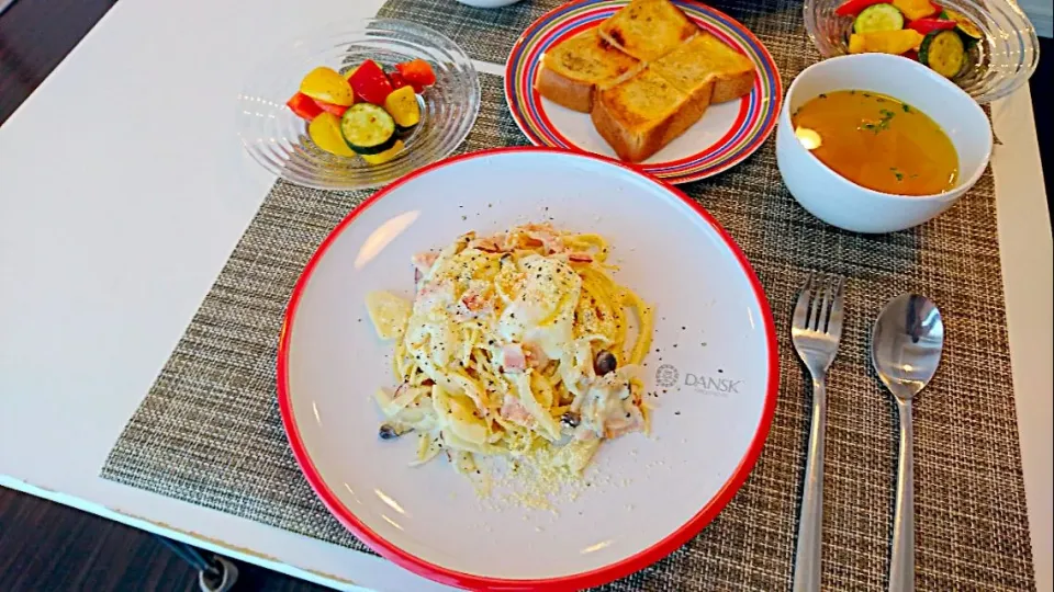 今日の昼食 豆乳カルボナーラ、焼き野菜のマリネ、コンソメスープ、蜂蜜トースト|pinknari🐰🌈さん