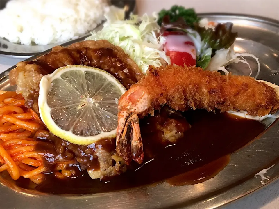 休日の昼ごはん☀️🍴                                                上ランチ 鶏のピカタ  海老フライ   ミニスパゲティ サラダ ライス|ぽんたさん