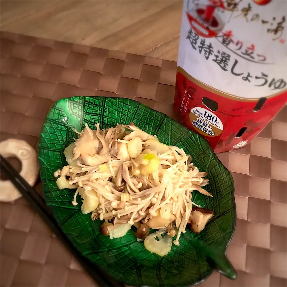 蒸しきのこ🍄とセロリ。美味しいお醤油とレモン🍋でサッパリ。ダイエット中でもたくさん食べられる安心お料理(^^)
#きのこ  #ヤマサ鮮度の一滴超特選しょうゆ|Yuka Tさん