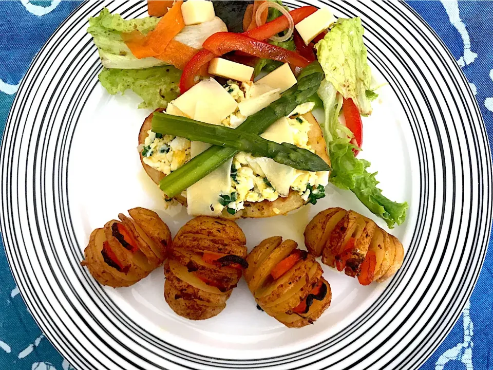 Baby potatoes and carrot, stuffed veggie potato, scrambled egg, asparagus and salad.|Sergio Lacuevaさん