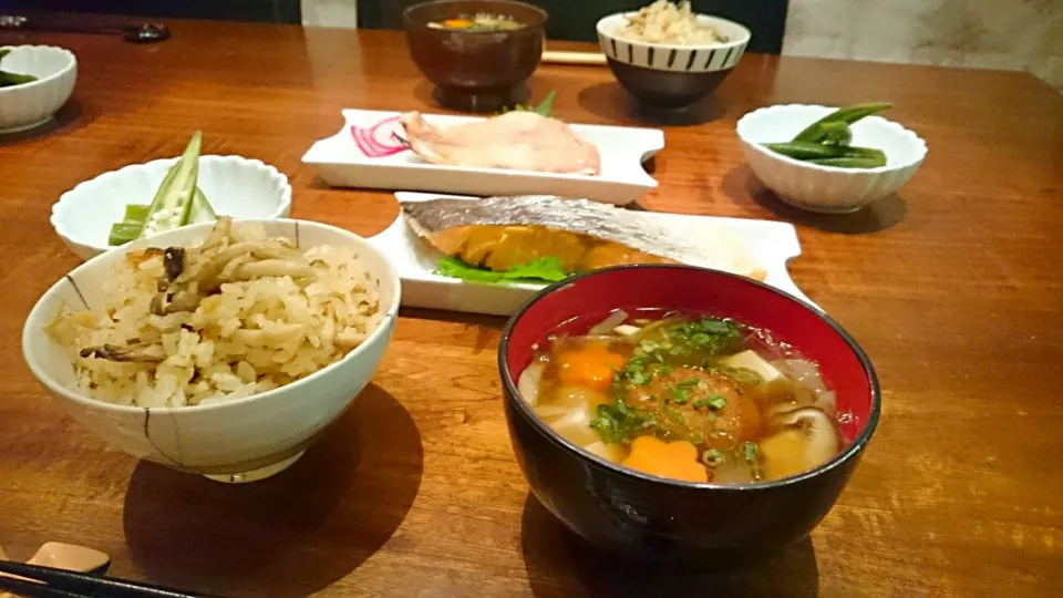 炊き込みご飯(明太&キノコ&バター)お吸い物(蓮根まんじゅう入り)焼き魚(鮭&赤魚)，オクラの煮浸し|ナミさん