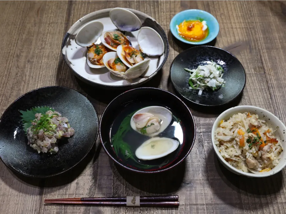 Snapdishの料理写真:鳥牛蒡の炊き込みご飯
蛤の雲丹醤油焼き
鯵のなめろう
大根と水菜のサラダ
蛤のお吸い物|sabu-hinataさん