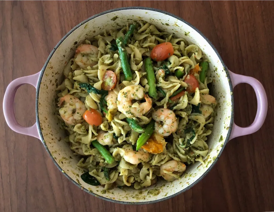 Spinach and pecan pesto fusilli with prawns, asparagus and cherry tomatoes|Anita Chiamさん