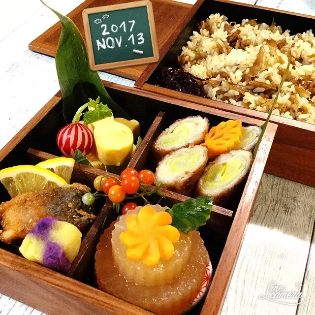 |ｮ'ω'〃)おはようございます♪
月曜日のお弁当🍀
・ 鶏めし、マンナンもち麦(千絵ちゃんより)
・ ひょうたんのだし巻き玉子
・ 大根うま煮
・ 鯖の竜田揚げ焼き、カボス添え
・ 白ネギの肉巻き、自家製タレ
・ 飾りラディッシュ
・ にんじんときゅうりの葉っぱ風
・ 自家栽培マイクロミニトマト🍅
・ にんじんフラワ|Mayumi Konishiさん