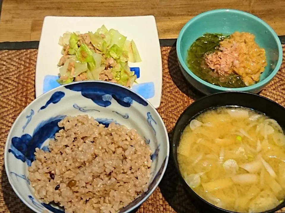 Snapdishの料理写真:ツナとキャベツの炒め&納豆とめかぶ&ネギの味噌汁|まぐろさん