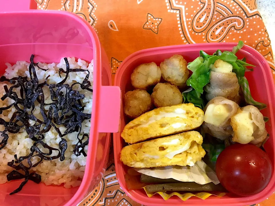 Snapdishの料理写真:♫今日のお弁当♫〜豚肉のチーズ巻き、キャベツ炒め、きんぴら、だし巻き卵、トマト〜|Satokoさん