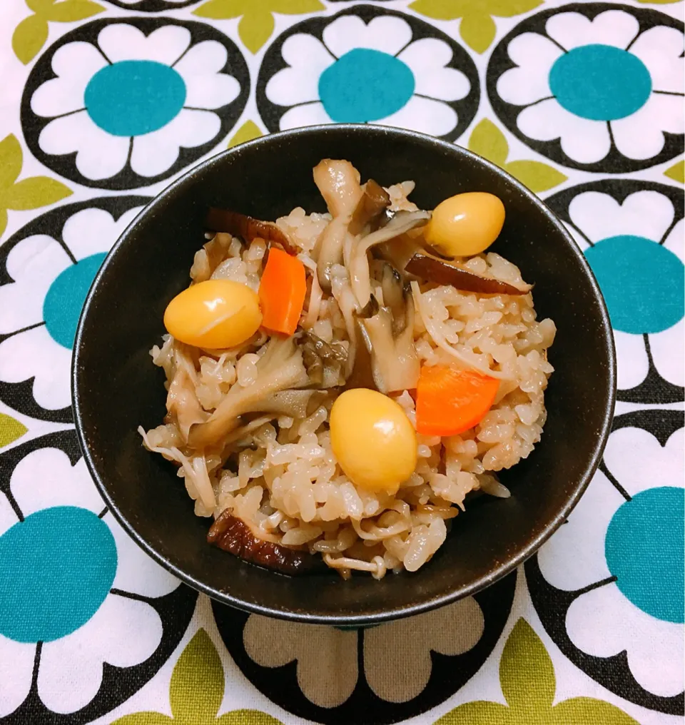 きのこ🍄銀杏  たっぷり炊き込みご飯🍚|えこえこっちさん