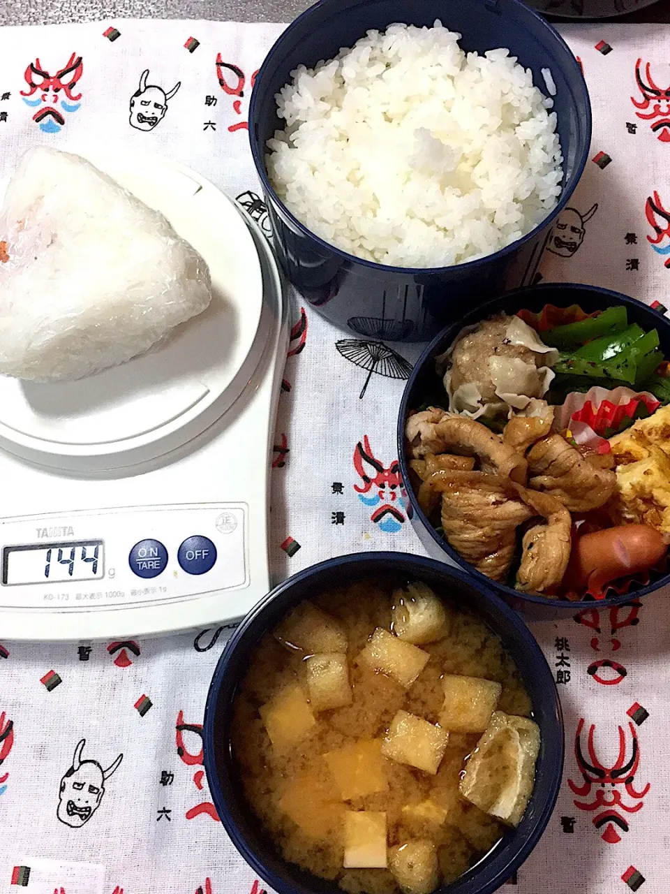 Snapdishの料理写真:１１月１３日の中1野球部の振替休日のはずだけど１日練習弁当♪と、いつ食べるか？食べる時間を与えてくれるのか？結局昼ごはん時に食べるのか？不明…な補食おにぎり144g…|ごっちさん