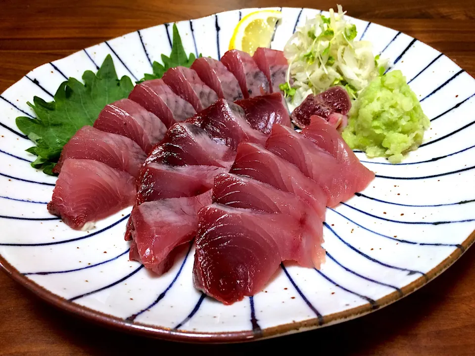 Snapdishの料理写真:漁港直売ゾーダガツオ🐟
食べ尽くし❣️その２
獲れたてゾーダお造り薬味添え🌿
エシャロット＆カザフ辛味大根🍶|ぱぴこ家さん