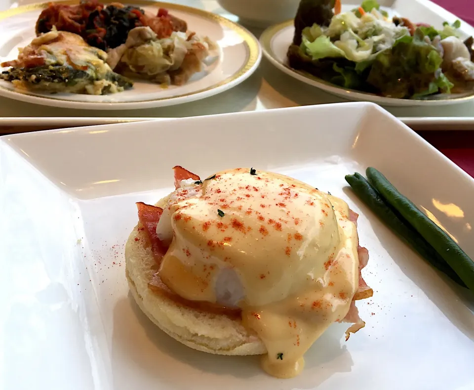 朝ごはん☀️🍴
エッグベネディクト
チキンソテー  豚肉のシュークルート
ほうれん草とベーコンのキッシュ
サラダ  コールスロー  海鮮マリネ
牛スジカレー
牛乳
#エッグベネディクト|ぽんたさん