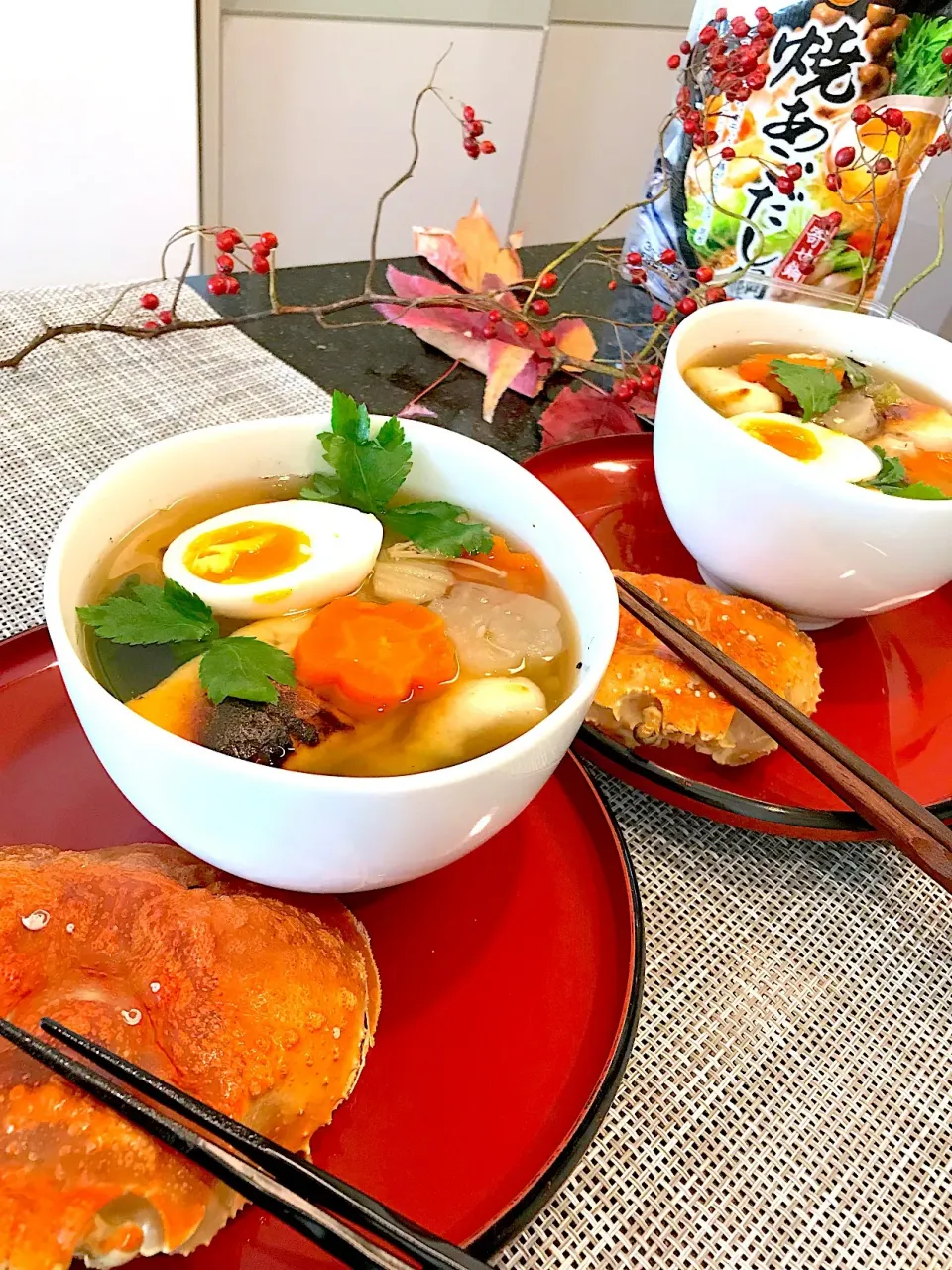 焼きあごだしの鍋つゆで蟹鍋 〆は季節無視のお雑煮、蟹の甲羅箸置きでどうぞ！召し上がれ。|シュトママさん