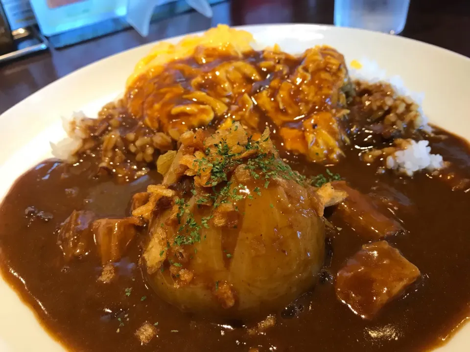 Snapdishの料理写真:淡路島玉ねぎの牛カレー、スクランブルエッグトッピング|buhizouさん