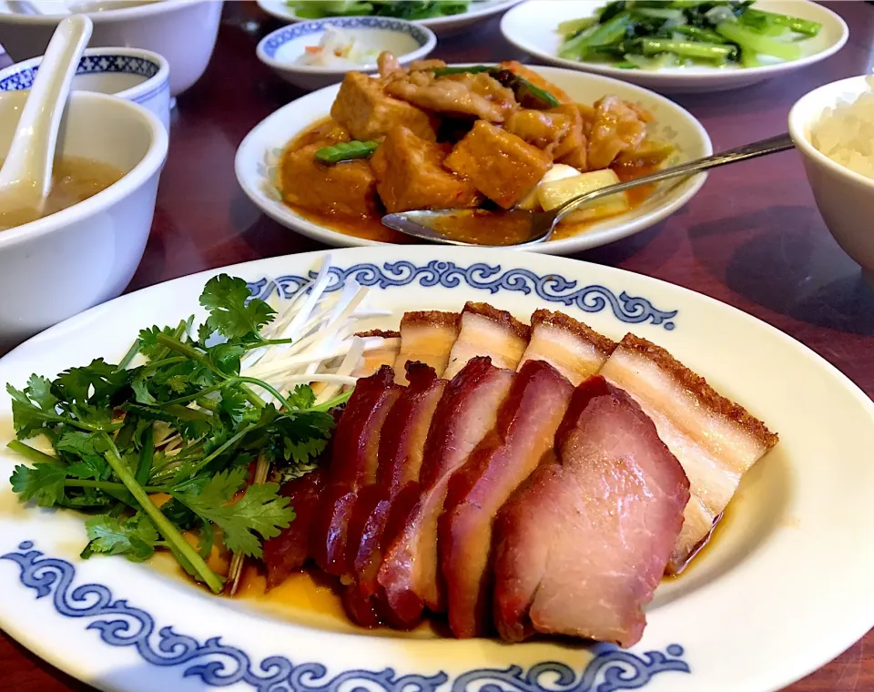 昼ごはん☀️✨                                             叉焼&焼肉、揚げ豆腐と豚肉の豆板醤炒め、 青菜炒め、白飯、スープ、漬物|ぽんたさん