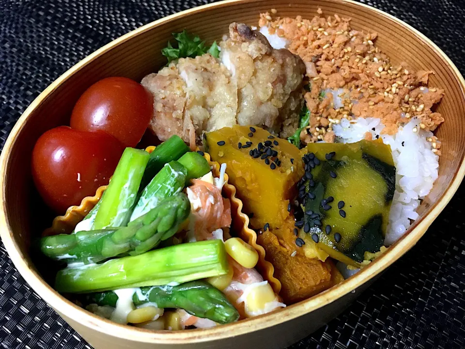 札幌DONGURIのザンギ
かぼちゃの煮物
アスパラとお豆のサラダ
プチトマト
新米
シャケフレーク

ザンギは土日で呑みに行った札幌から買ってきたもの(^_^;)
遊びすぎたので、野菜多めのオベントです。

 #ザンギ 
 #わっぱ弁当|Naoko Miyataさん