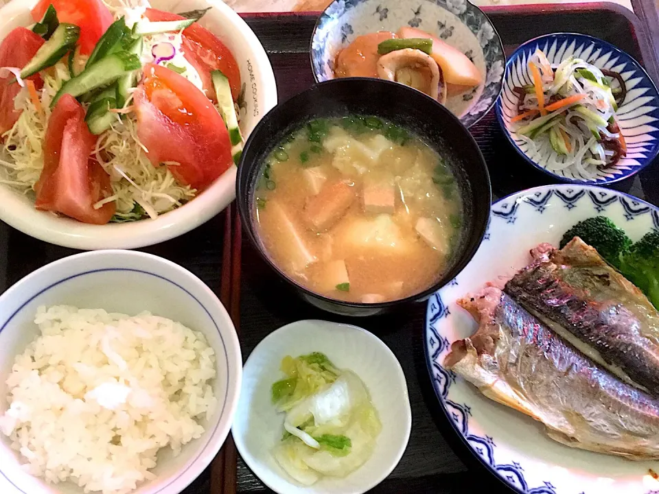 本日の昼食です。鯵の開き、里芋と筍とイカの煮物、春雨とキクラゲの酢の物、サラダ、味噌汁、お漬物、御飯少々です。|詳智　片山さん