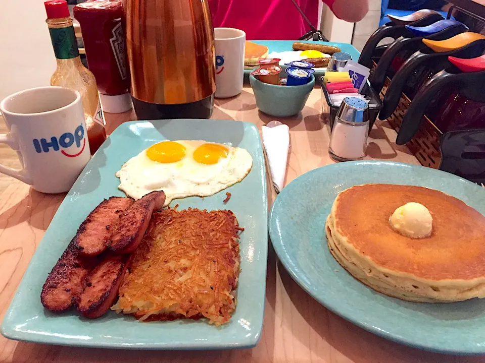 Snapdishの料理写真:パンケーキブレックファースト🥞スモークハウスコンボ🍳卵はサニーサイドアップで|すかラインさん