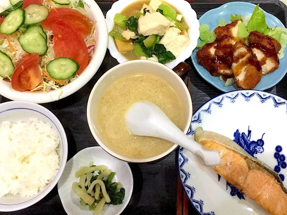 今夜の夕食です。鮭の塩焼き、チキンカツ、豆腐とチンゲンサイの煮物、玉葱の豆乳スープ、サラダ、お漬物、御飯少々です。|詳智　片山さん