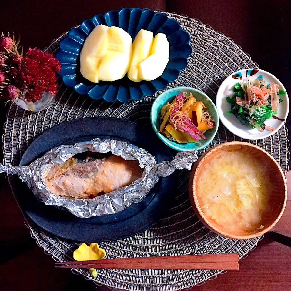 ブリの香り味噌焼き、さつまいもとじゃこの炒め物、ほうれん草のお浸し、白菜としょうがの味噌汁|はらしおりさん