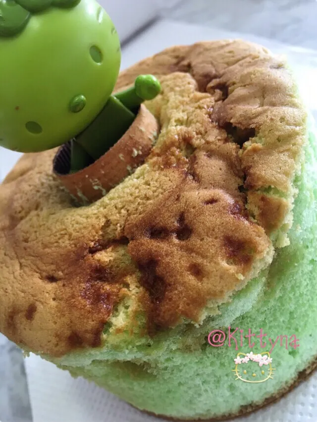 Pandan Chiffon Cake with Gula Melaka Syrup 💚|🎀Kittyna🌸さん