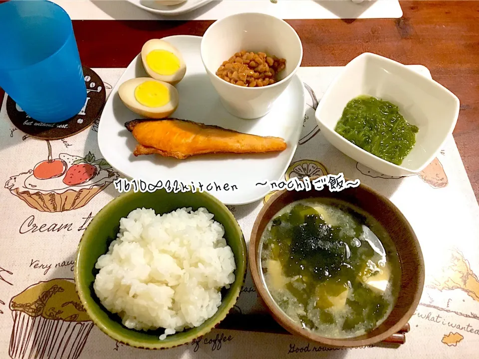 朝ごはん
焼き鮭
味付け卵
納豆
めかぶ
お豆腐とワカメのお味噌汁
ご飯
 #お家ご飯 #朝ごはん #やっぱ和食でしょ2017  #アスリートご飯  #食べ盛り働き盛り #朝から良く食べるね|nachiさん