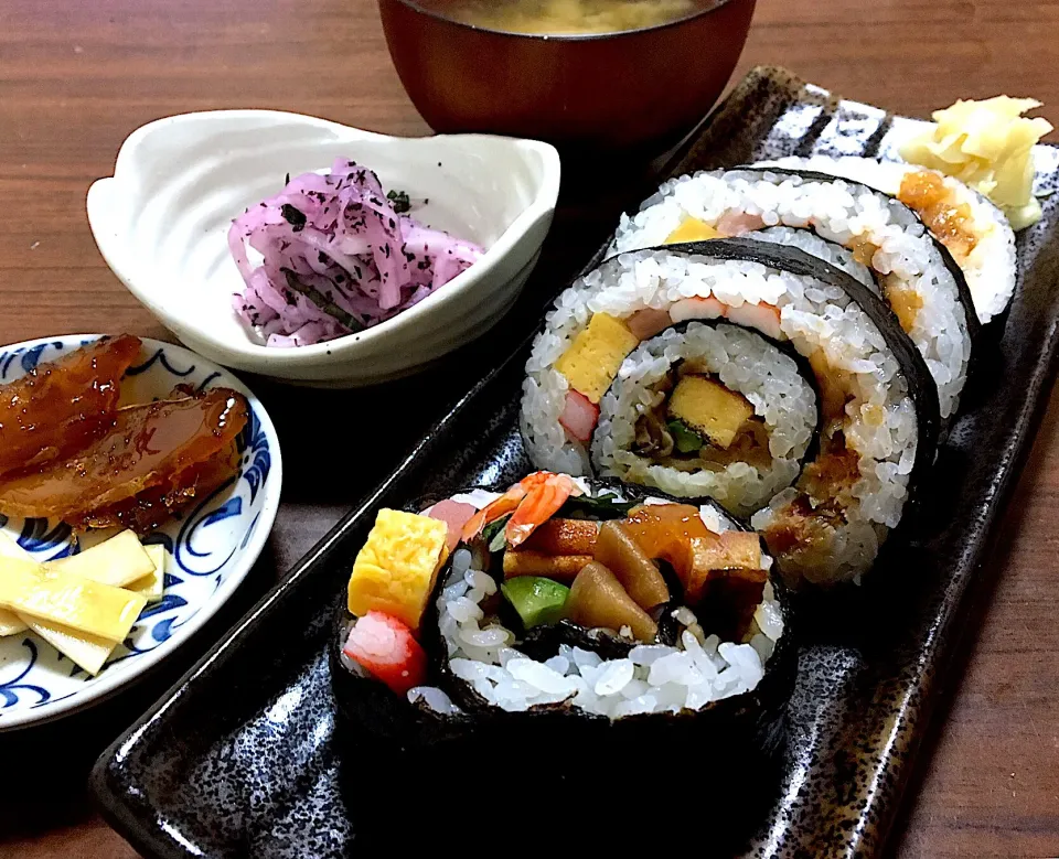 晩ごはん🌙🌠
古市庵のうず潮巻き
大根のゆかり和え
生姜の佃煮
大根とワカメの味噌汁|ぽんたさん