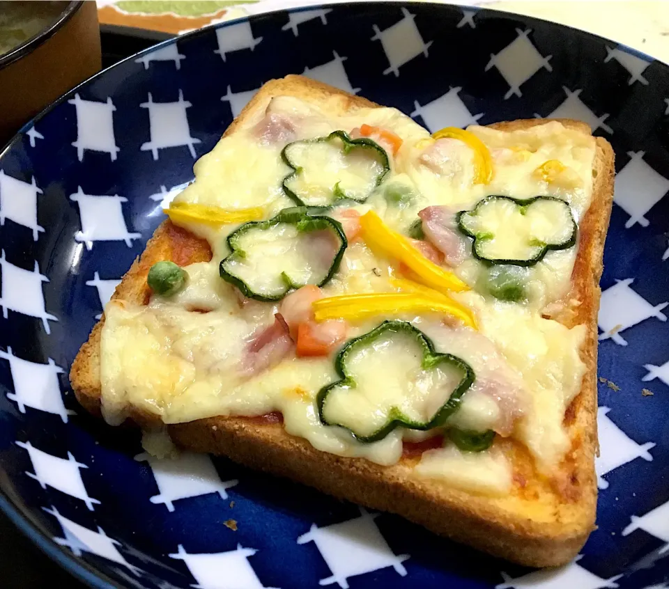 朝ごはん☀️🍴
ベーコン🥓てミックスベジタブルのピザトースト🍕🍞
大根とワカメの味噌汁
#ピザトースト#ミックスベジタブル|ぽんたさん