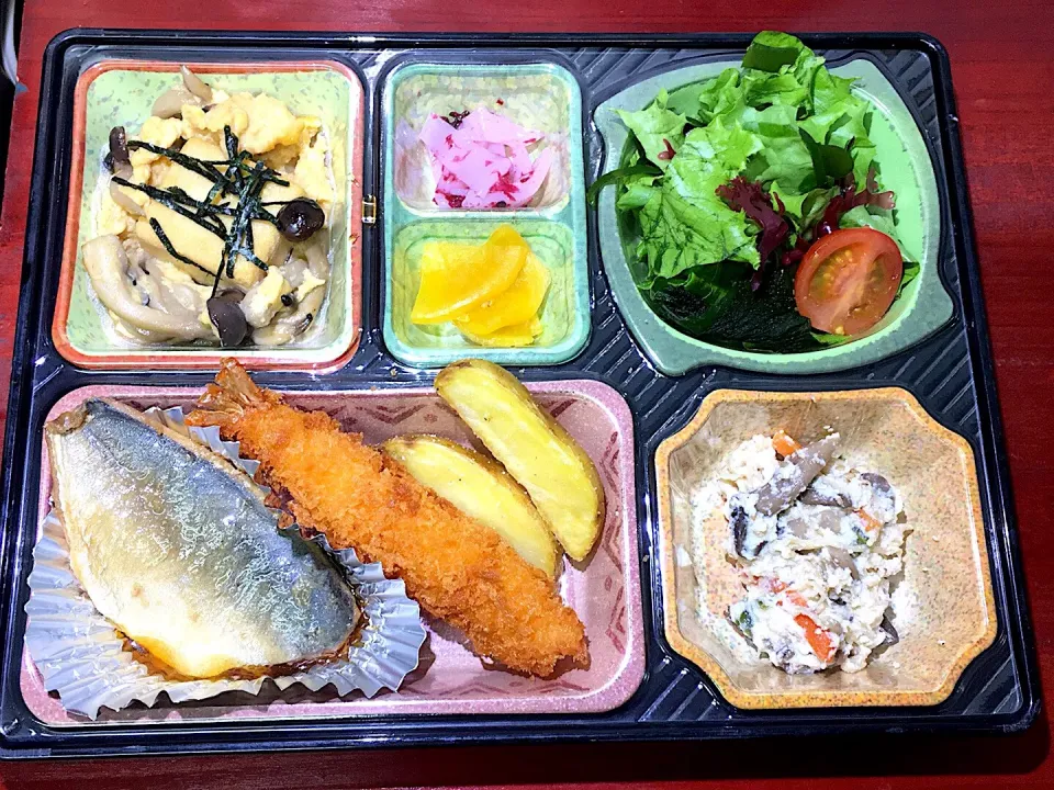 Snapdishの料理写真:エビフライ ポテト 日替わり弁当 豊川市御油町より宅配|Naokazu Kuritaさん