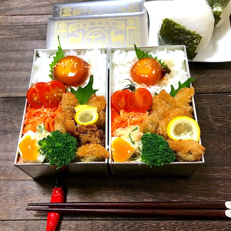 Snapdishの料理写真:娘と自分お弁当🍱🍴
カキフライと黄身の醤油漬け|mihooobuuさん