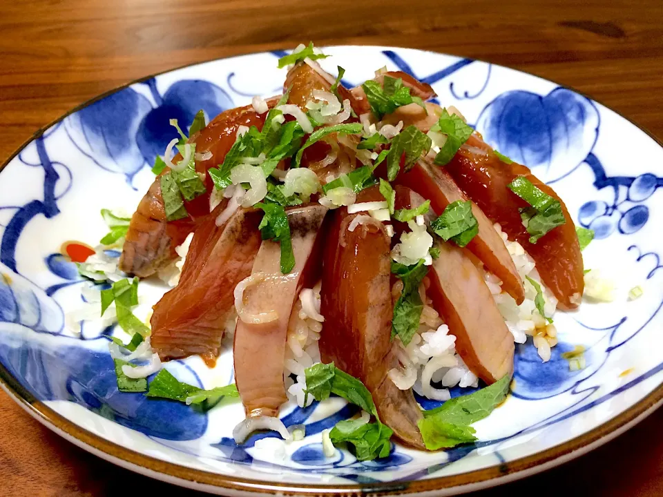 漁港直売ゾーダガツオ🐟 食べ尽くし❣️その４完 ヅケ盛り炊きたてご飯🍚|ぱぴこ家さん